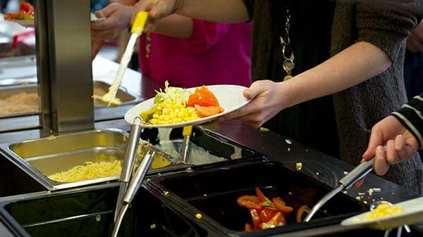 تلاميذ يتضورون جوعاً في مدارس إحدى المدن السويدية بسبب نوعيّة الطعام

