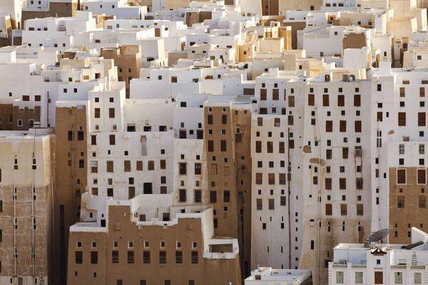 التلفزيون السويدي يعرض تقرير عن مدينة يمنية تضم أقدم ناطحات سحاب في العالم
